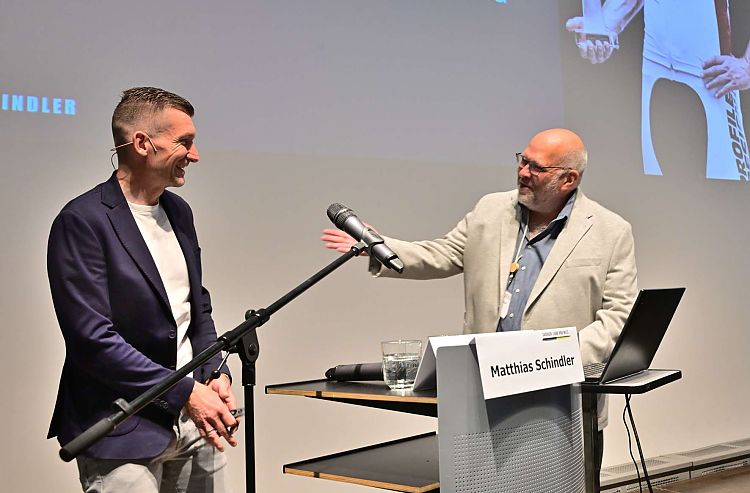 Moderator und Referent auf einer Bühne