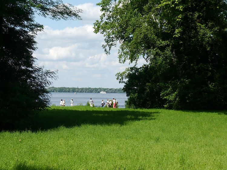 Grüne Wiese, See und Menschen in Brandenburg