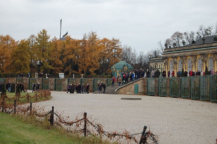 Weinbergterrassen des Sanssouci Schlosses mit vielen Besuchern