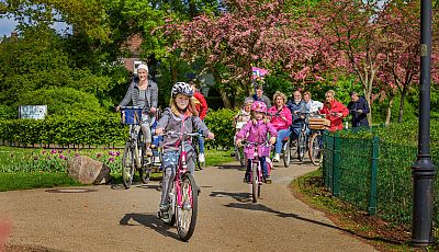 Kinder und Erwachsene auf Fahrradtour in der Natur in Vreden