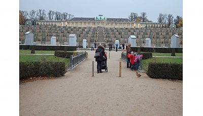 Kleine Kinder mit Erziehrin, Menschen die Sport machen, Mutter mit Kinderwagen vor den Weinberg Terrassen im Park Sanssouci