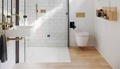 Kleines, schickes Badezimmer mit bodengleicher Dusche und weiteren komfortablen Details aus Natur-Materialien