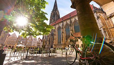 Historischer Kirchplatz mit Außengastronomie und Fahrräder in sommerlicher Stimmung